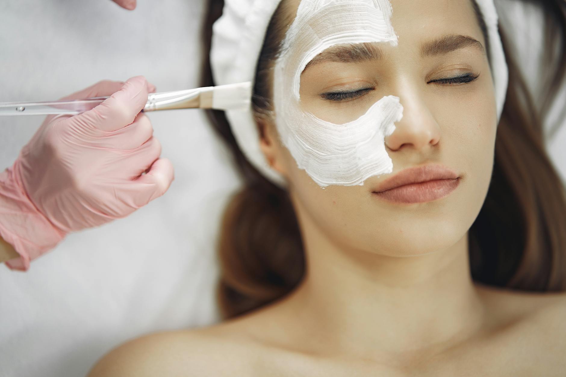 Kobieta podczas relaksującego zabiegu na twarz w spa